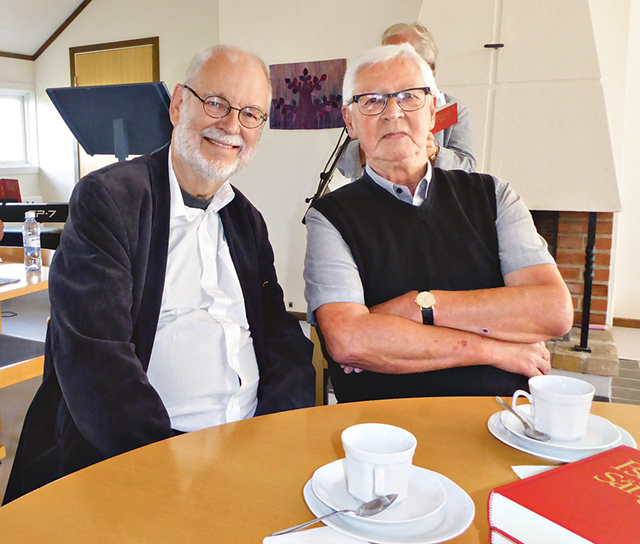 Lars Eklund ( till vänster) och Karl-Gunnar Andersson, Skänninge, kamrat från folkskolan.