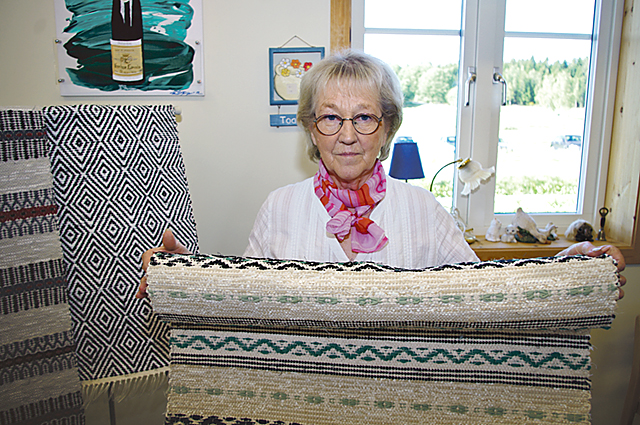 Irene Karlsson från Gårdeby har vävt i hela sitt liv. Hon sålde mattor i rosengång- och gåsögateknik.