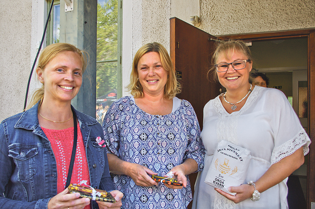Pristagarna i bakningstävlingen. Tvåorna Sara Fagerstedt och Helen Lilja samt vinnaren Caroline Gustavsson.