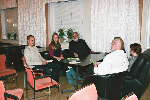Deltagarna i kvällens möte ryms runt ett bord. Från vänster David och Liga Appelgren, Roger Silfver, Michael Ernst, Annicki Oscarsson (skymd) och Åsa Karlsson.