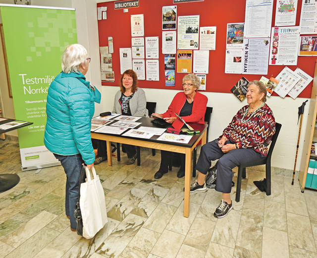 På plats i Valdemarsviks bibliotek var Ann-Christine Larsson, Marianne Carlberg och Sara Hercules för att informera inte minst äldre om fördelarna att använda IT med hjälp av surfplatta.