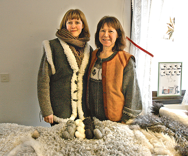Linnea och Marie Ragnar från Ydrefors sålde fårskinn och andra produkter på julmarknaden.