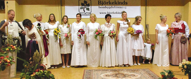 Mannekänguppvisning med brudklänningar från de senaste 70 åren.. Bilder: BJÖRKEKINDS HEMBYGDSFÖRENING