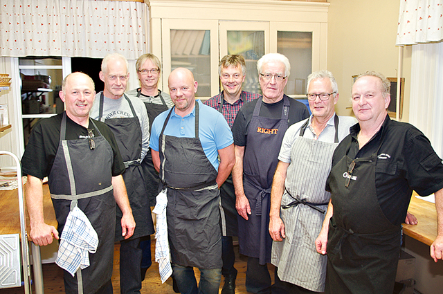 Kvällens glada herrar i bygdegårdens kök, två deltagare hade laga förhinder. Från vänster: Roger Bodin, Stefan Andersson, Ulf Runmo, Håkan Pettersson, Torbjörn Nordborg, Anders Tjernström, Weine Johansson och Tomas Månsson.